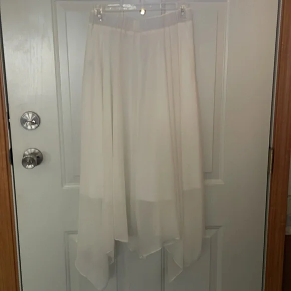 NWT Verdusa polyester fully lined elastic waist white wired bottom skirt, Size M - Picture 9 of 10